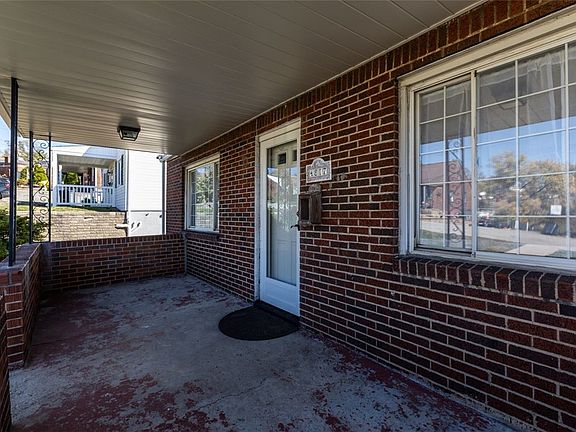 3rd image of 4817 Clover Ln