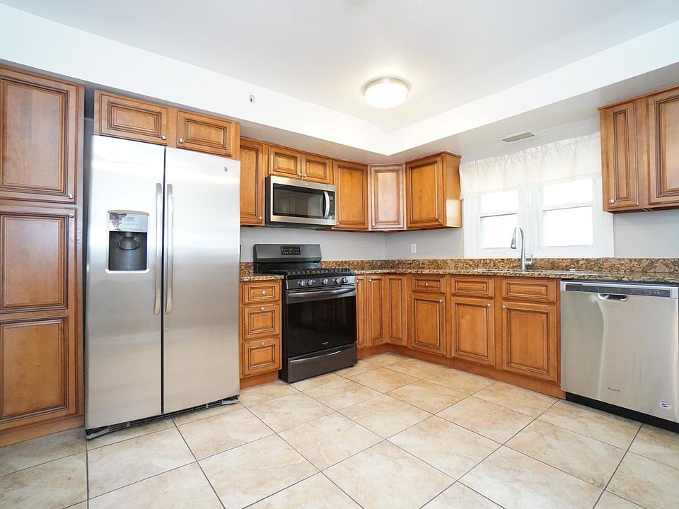 1st image of 19 Hewitt Ave #2A