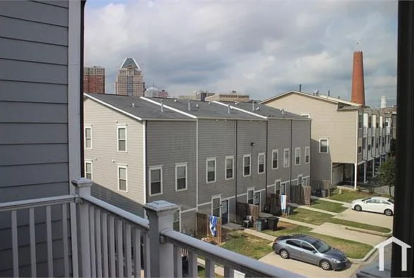 906 E Lombard St — Photo 13