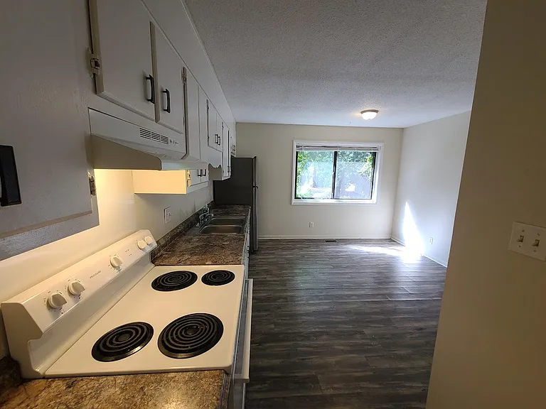 612 Platinum St — Photo 34