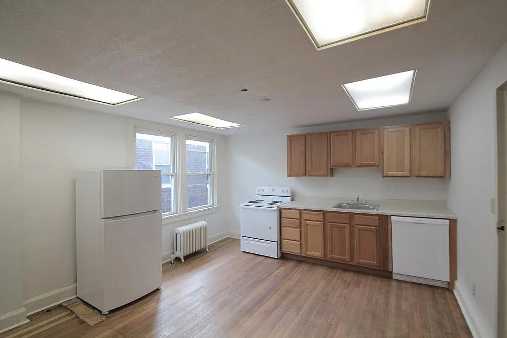 3 bed, 2020 sqft, $2,000 — Photo 2