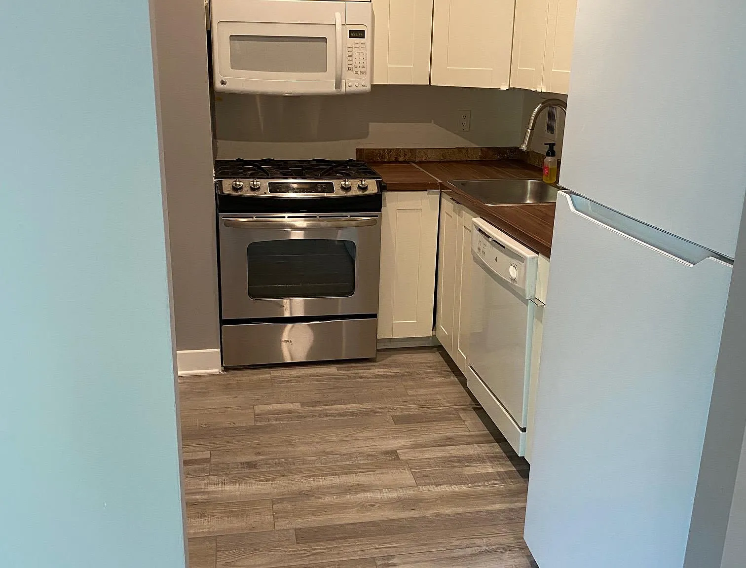 2 bed, 1050 sqft, $2,200 — Photo 4