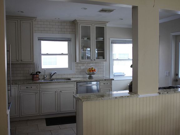3rd image of 5460 Rockne Ave