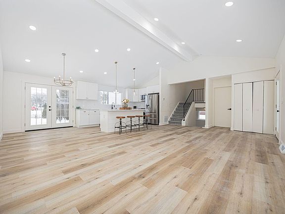 5th image of 538 Leacrest Pl E