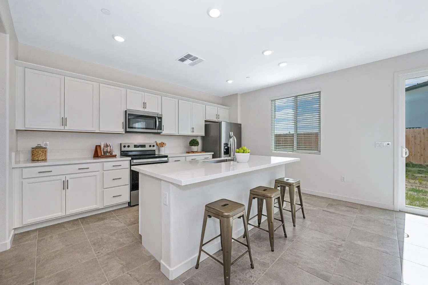 5 bed, 2419 sqft, $3,500 — Photo 2