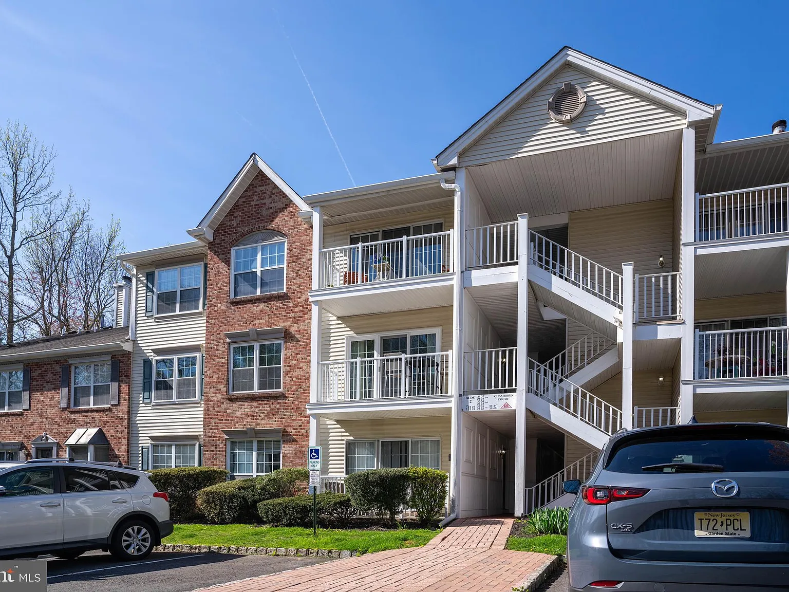 2 bed, 1100 sqft, $2,400 — Photo 1