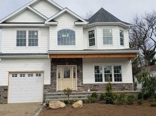 7 Wanda Ln, Syosset, NY 11791