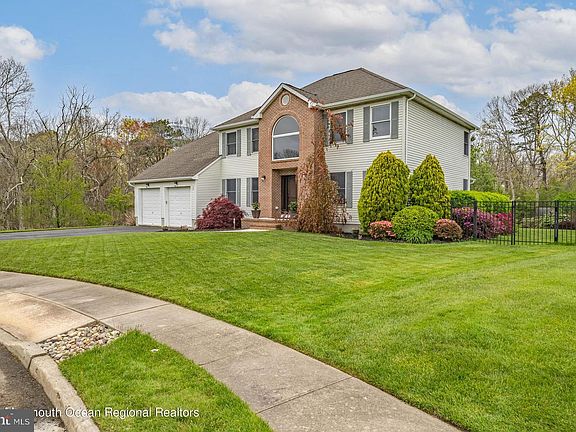 2nd image of 17 Emerald Ct