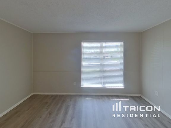 4th image of 808 SW Hillside Dr