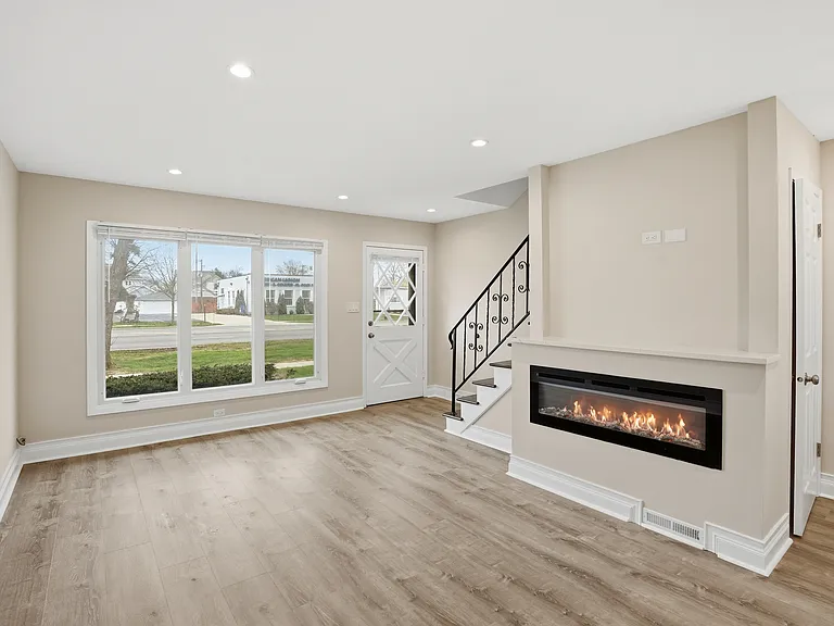 923 S La Grange Rd — Photo 3