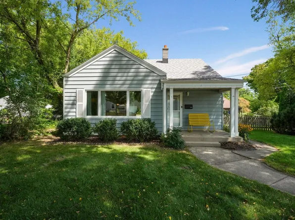 374 East Gauer CIRCLE, Milwaukee, WI 53207