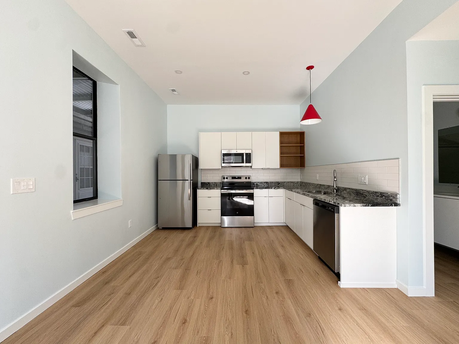 1 bed, 740 sqft, $1,350 — Photo 2