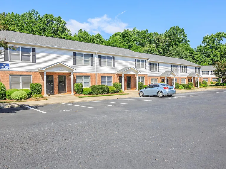 Belmont Heights Apartments & Townhomes — Photo 10