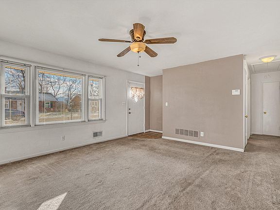 3rd image of 1717 Victoria St
