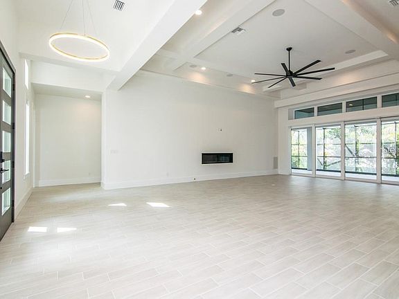 4th image of 108 W Davis Blvd