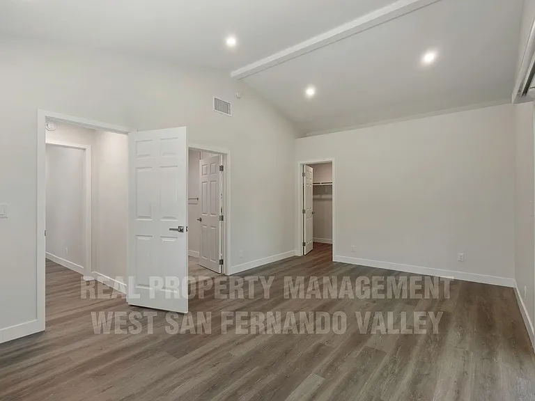 9801 Columbus Ave — Photo 28