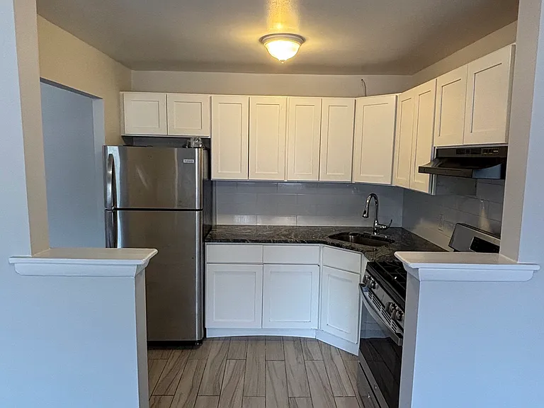 534 W 7th St #1B — Photo 9