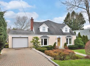 15 Hudson Pl, Larchmont, NY 10538