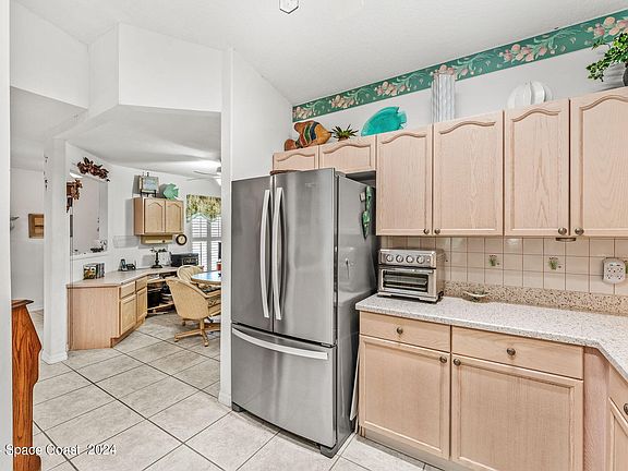 3rd image of 832 Poinsetta Dr