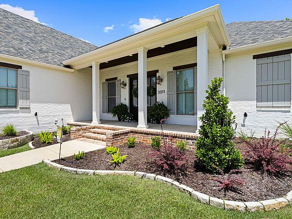 4th image of 3011 Queens Way W