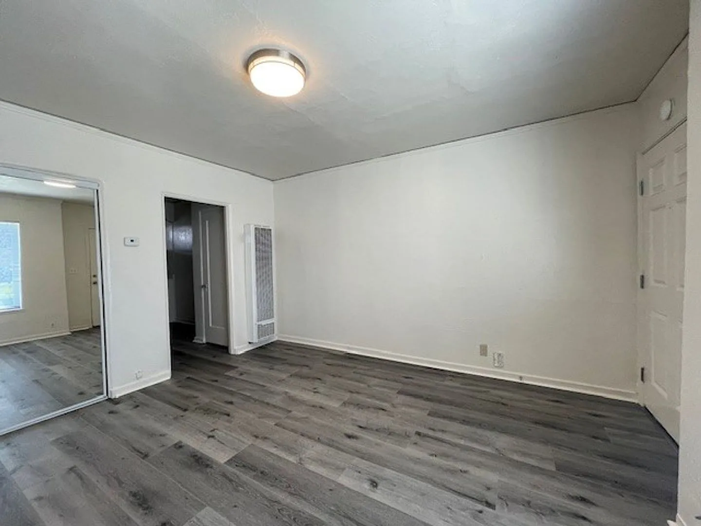 Quaint Studio, Freshly Painted, with modern fixtures, with front and back entrance, — Photo 4