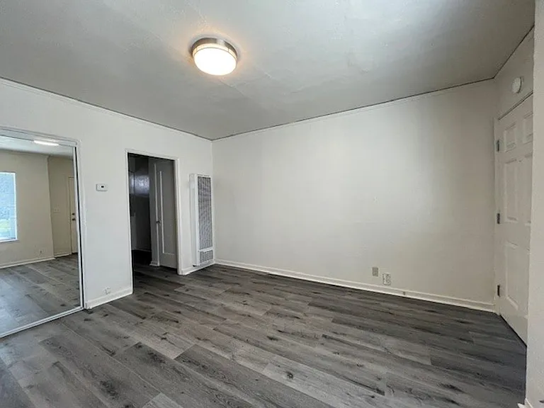 Quaint Studio, Freshly Painted, with modern fixtures, with front and back entrance, — Photo 4