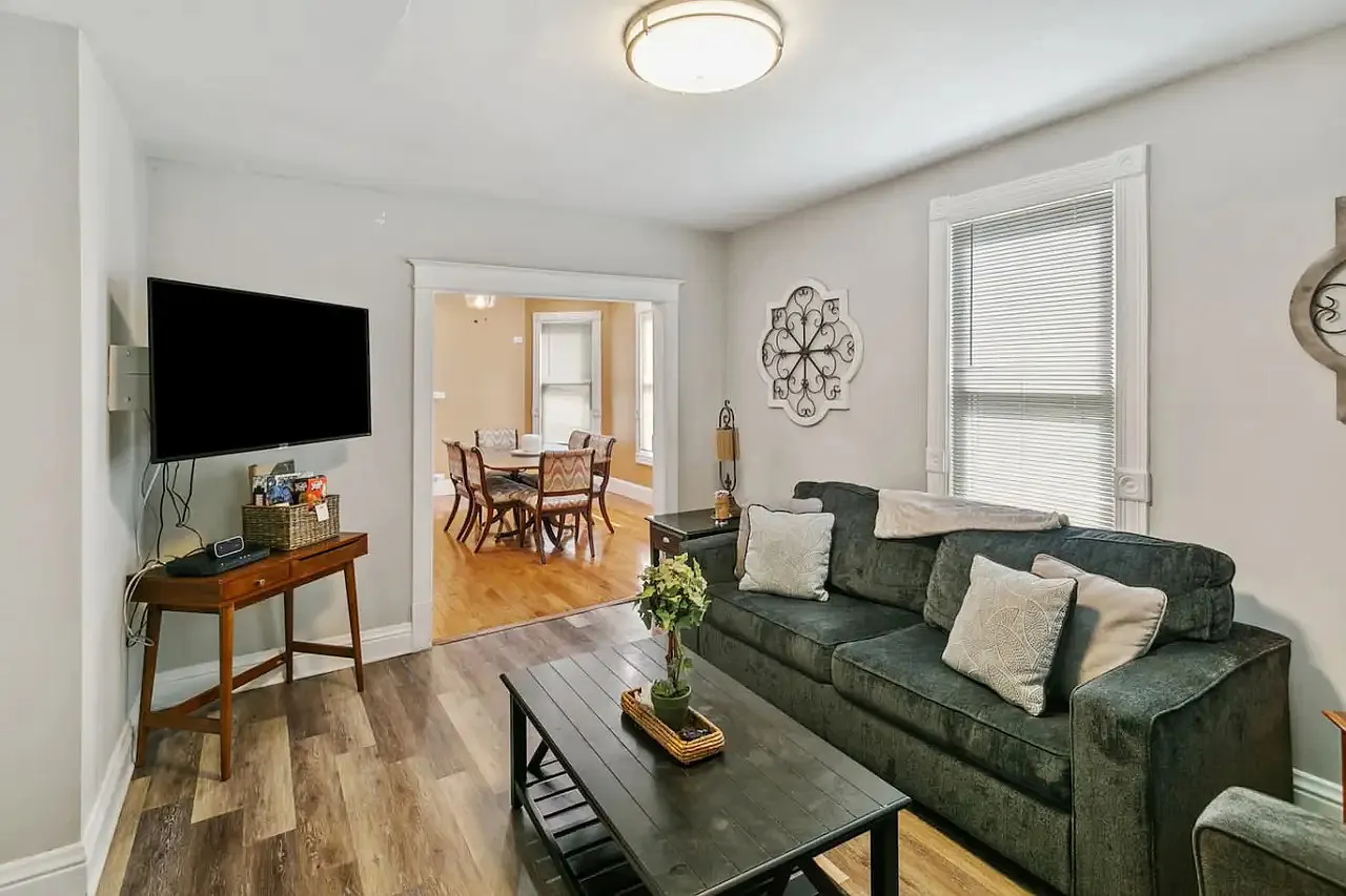 3 bed, 1.5 bath, 1968 sqft, $3,900 — Photo 3
