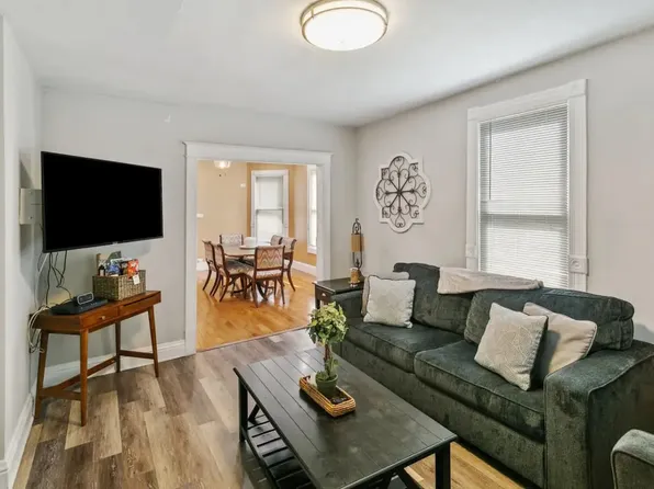 204 1st St, Libertyville, IL 60048