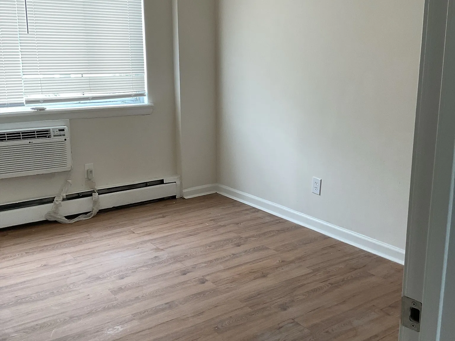 5 bed, 2.0 bath, 1150 sqft, $6,500 — Photo 4