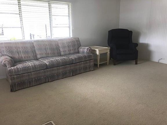 5th image of 957 Laurel Cir