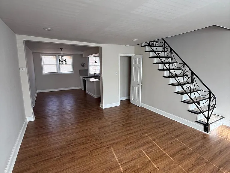 4427 Vista St — Photo 3