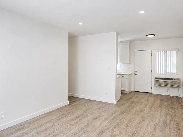 212 W Elk Ave #2 — Photo 10