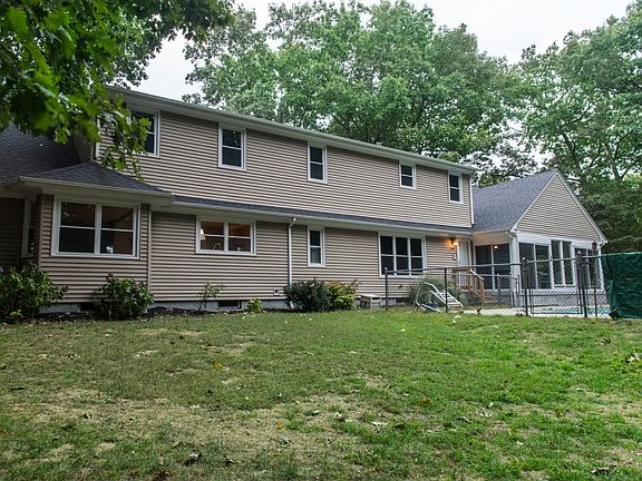 5th image of 35 Holly Hill Ln