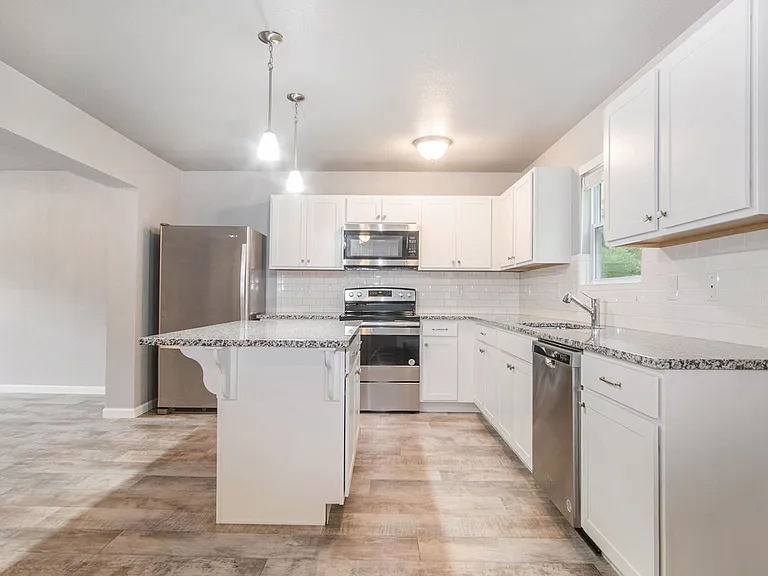 1002 Richard Ave — Photo 3