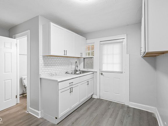 5th image of 1446 N Gladstone Ave