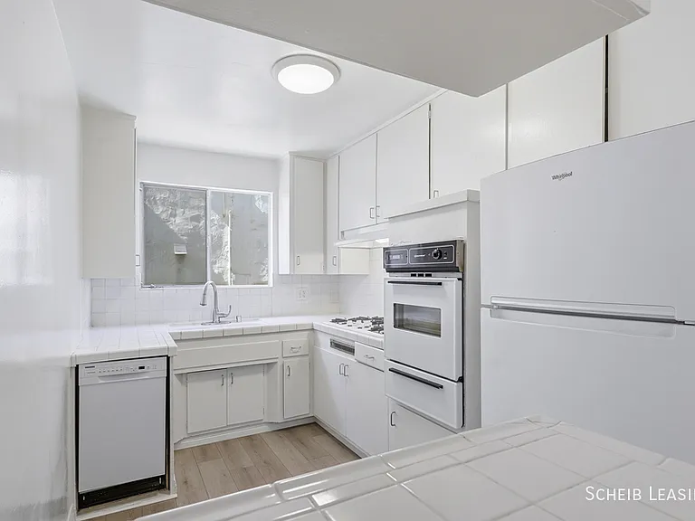 426 S Rexford Dr #4 — Photo 2