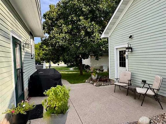 4th image of 210 Elm St