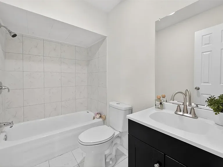 2020 Midlake Ln — Photo 16