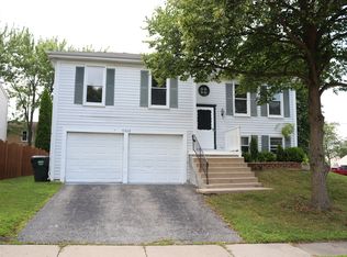 5040 Somerton Dr, Hoffman Estates, IL 60010