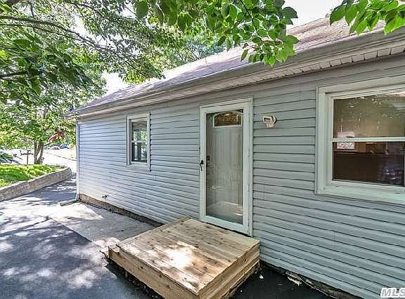3rd image of 81 Berkshire Dr