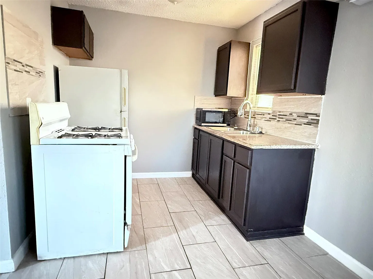 2 bed, 1.0 bath, $950 — Photo 4