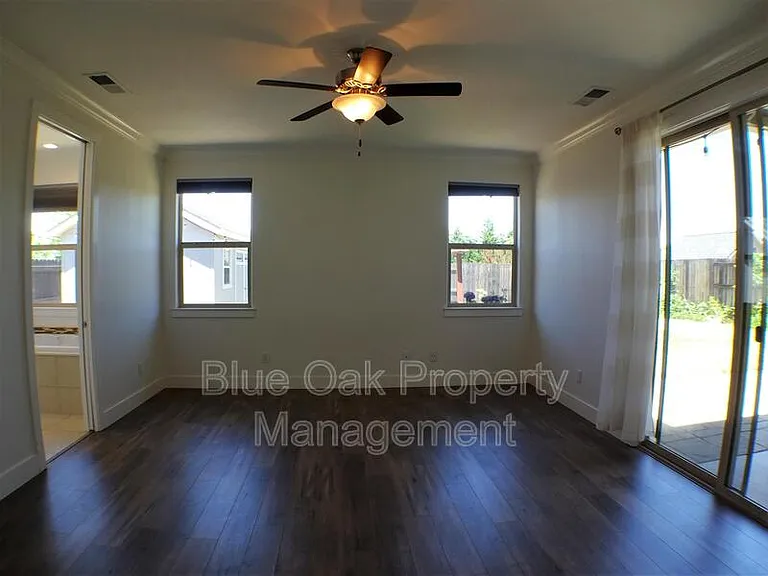 1584 Champlain Way — Photo 7