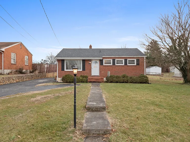 3113 Oaklawn Ave NW — Photo 1
