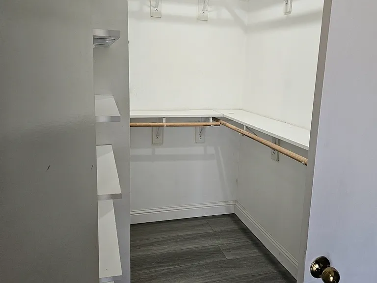 1929 Lakeview Cir — Photo 12