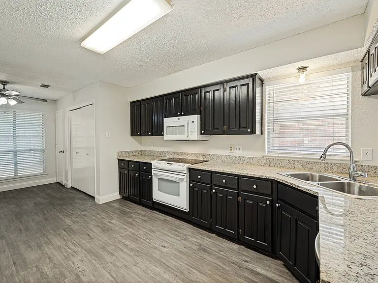 8902 Marilyn Dr — Photo 5