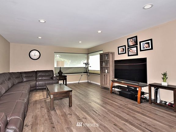 Nice open area for your living room for you relax 