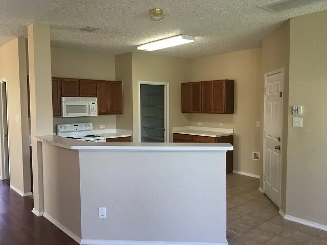 4 bed, 2.5 bath, 2669 sqft, $2,560 — Photo 2