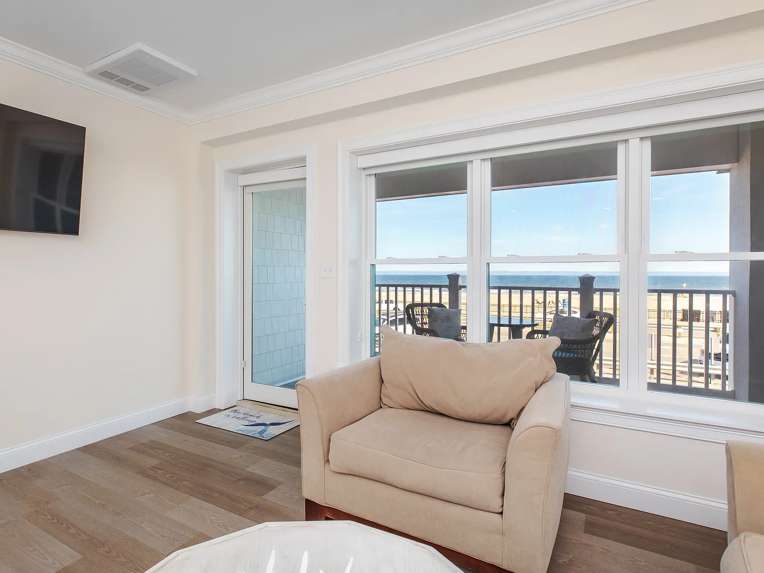 2 bed, 780 sqft, $2,200 — Photo 2