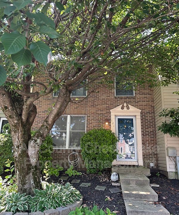 1st image of 820 Comer Sq