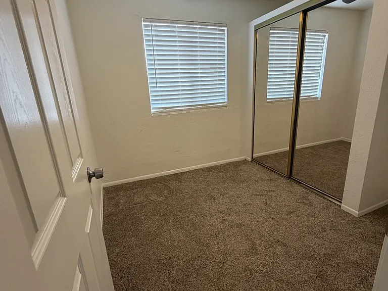118 W Aero Dr — Photo 2